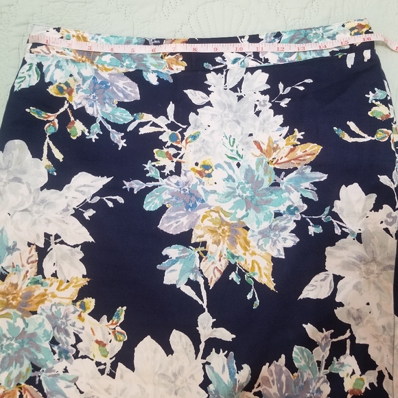Van Heusen Studio Floral Pencil Skirt Size 8 - Picture 5 of 8